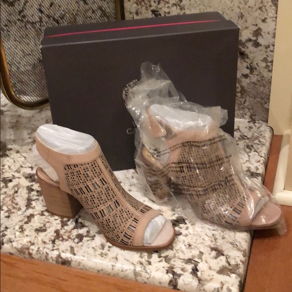 Vince Camuto Shoes - NWT Vince Camuto Keannie Shoe in Taupe Size 7